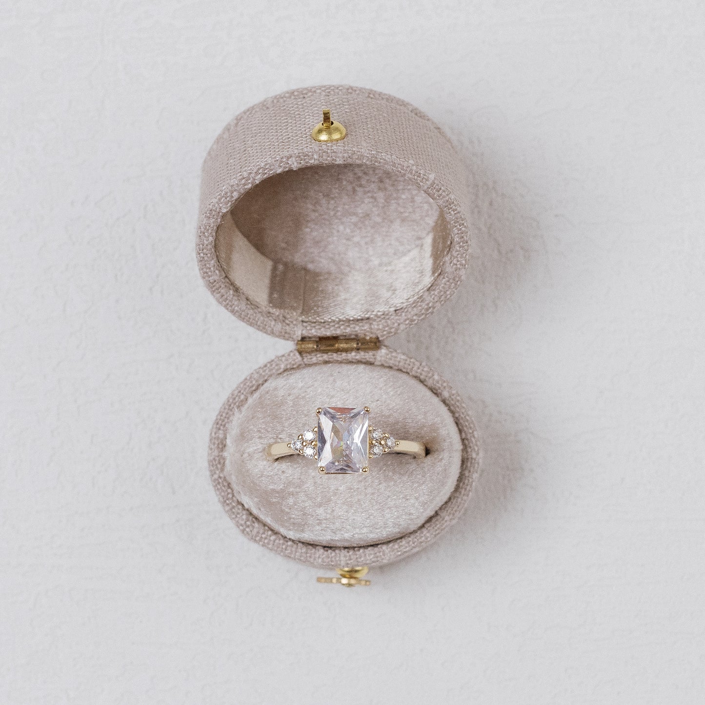 Sparrow Georgian Oval Ring Box Dove