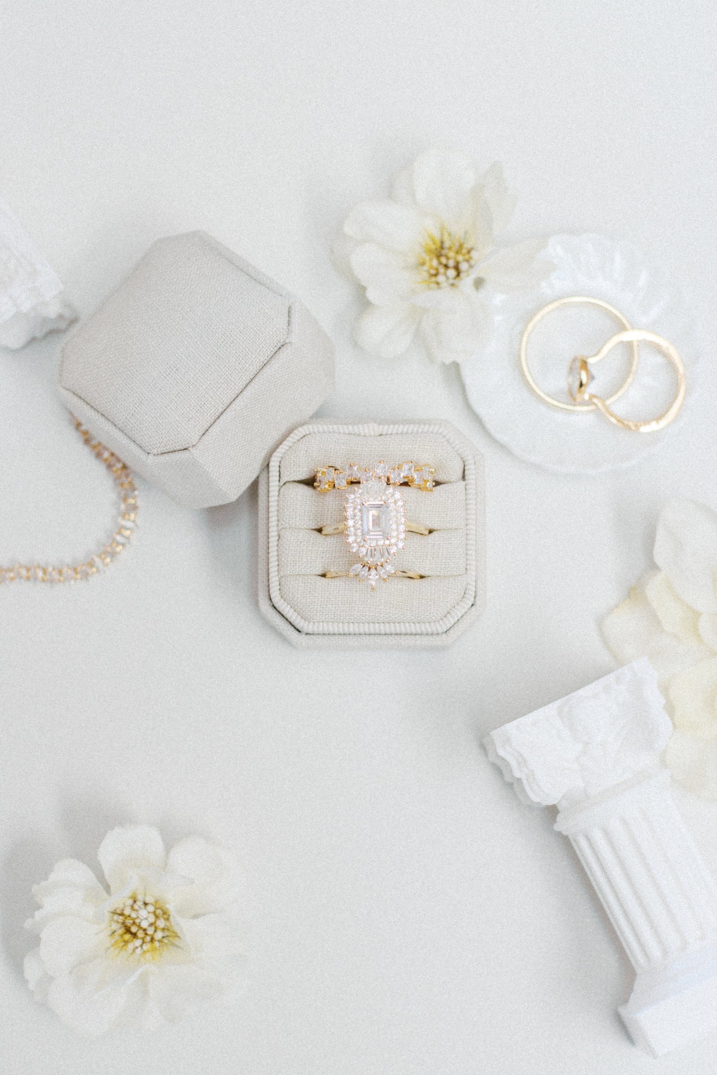 Dove Heritage Linen Ring Box