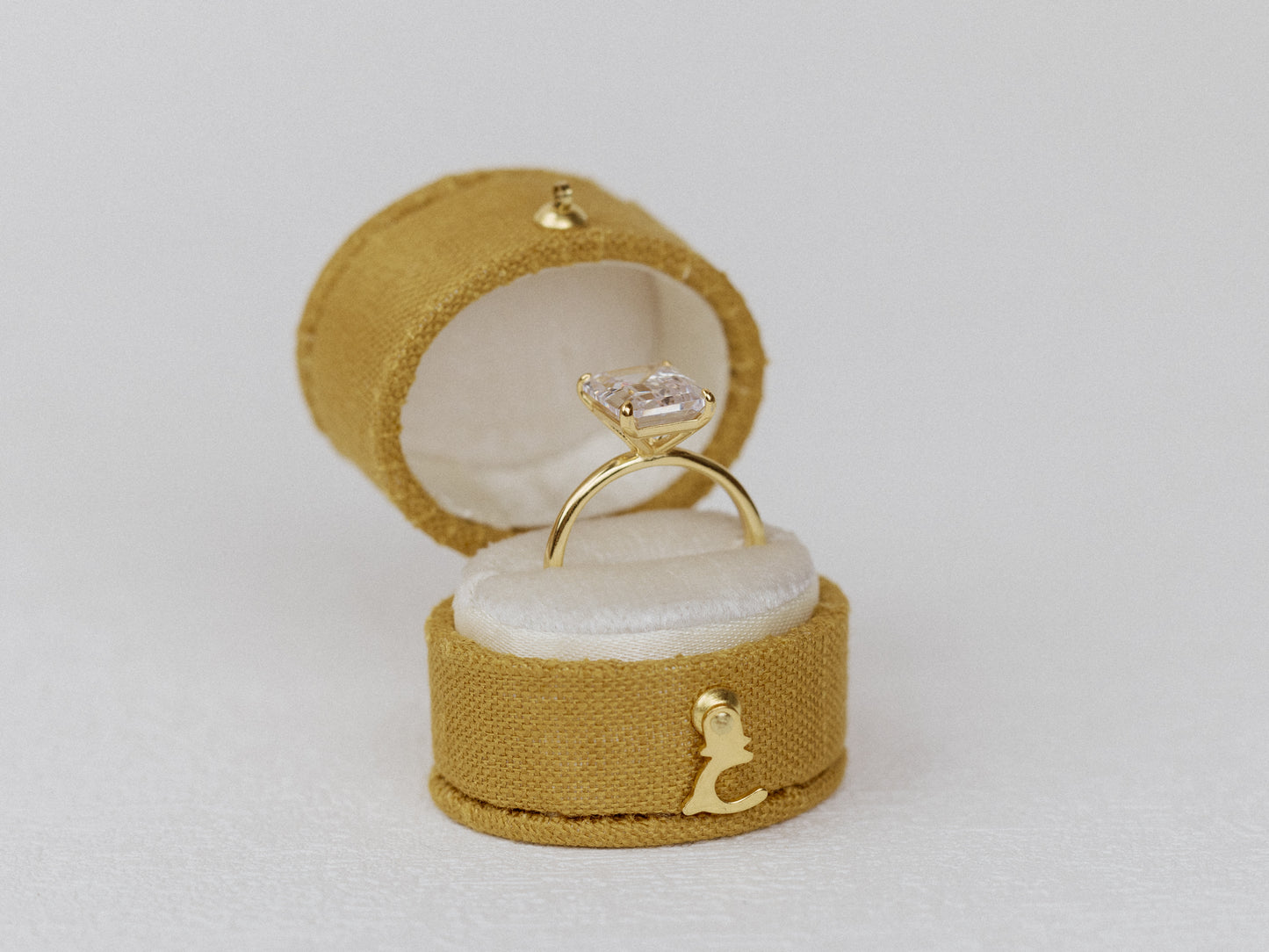 Oro/Dove Georgian Oval Ring Box