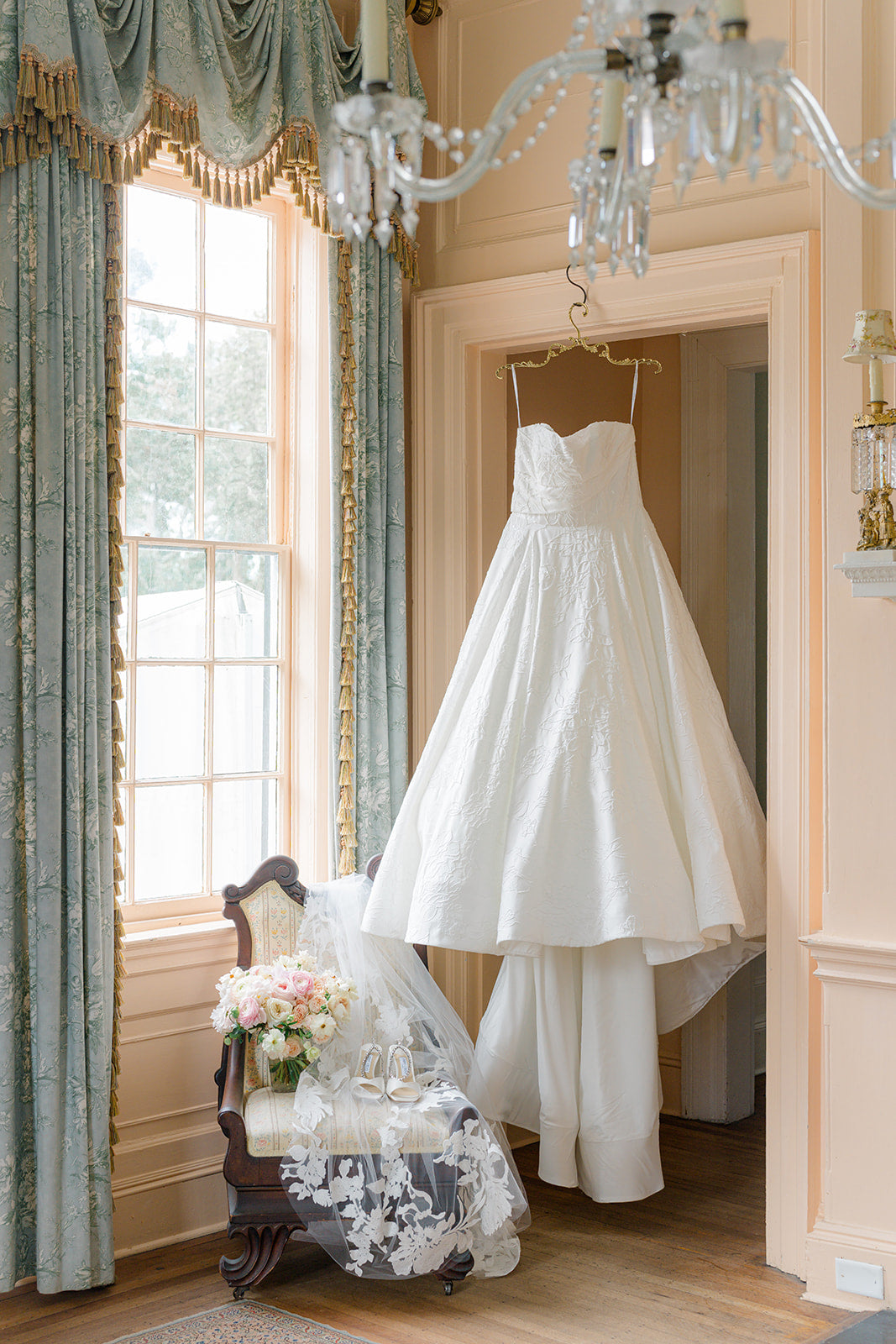 wedding dress clothes hanger YIYIBYUS 62.99 in. x 47.24 in. Gold Iron Bridal Garment Rack Backdrop Flower Stand Arbor OT-ZJGJ-4776 this bridal hanger for wedding dress is both pretty and practical bride Hanger, Wedding Hanger, Bridal