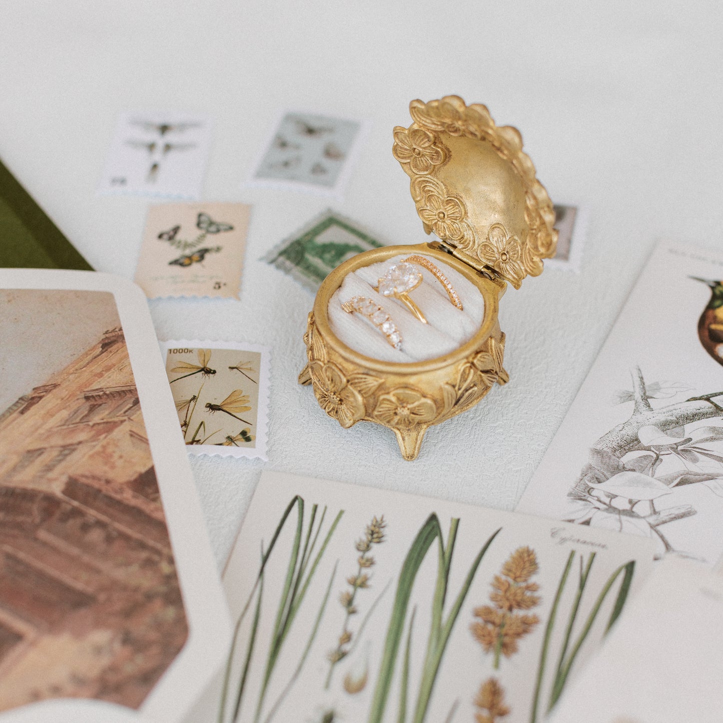Flat Lay Styling Kit for Photographers, Vintage Stamps, Silk Ribbons, Brass Blossom Ring Box, Linen Ring Box Oro