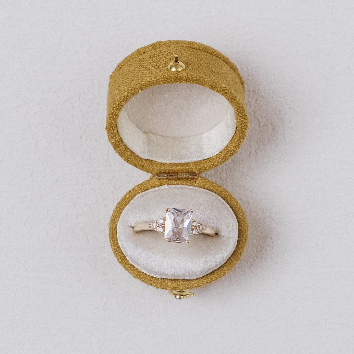 Oro/Dove Georgian Oval Ring Box Dove
