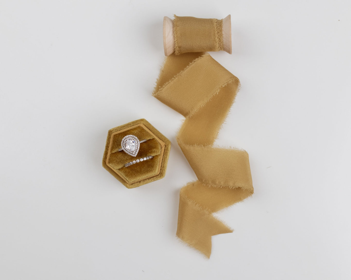 Oro Silk Ribbon & Hexagon Velvet Ring Box